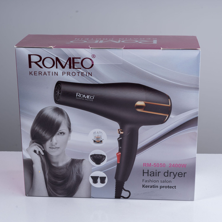 سشوار حرفهای 2400 وات رومئو مدل RM-5050، موتور AC، وزن 450 گرم، المنت فلز، دارای سری متمرکزکننده باریک، متمرکزکننده پهن با ویژگی صافکنندگی، حجمدهندگی، با قابلیت تنظیم دما، باد سرد