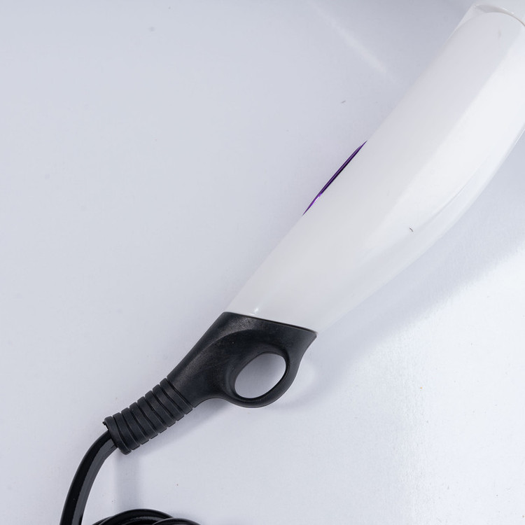 سشوار مسافرتی 1800 وات رومئو مدل RM-5959، موتور AC، وزن 350 گرم، المنت فلز، دارای سری متمرکزکننده پهن با ویژگی صافکنندگی، با قابلیت تنظیم دما