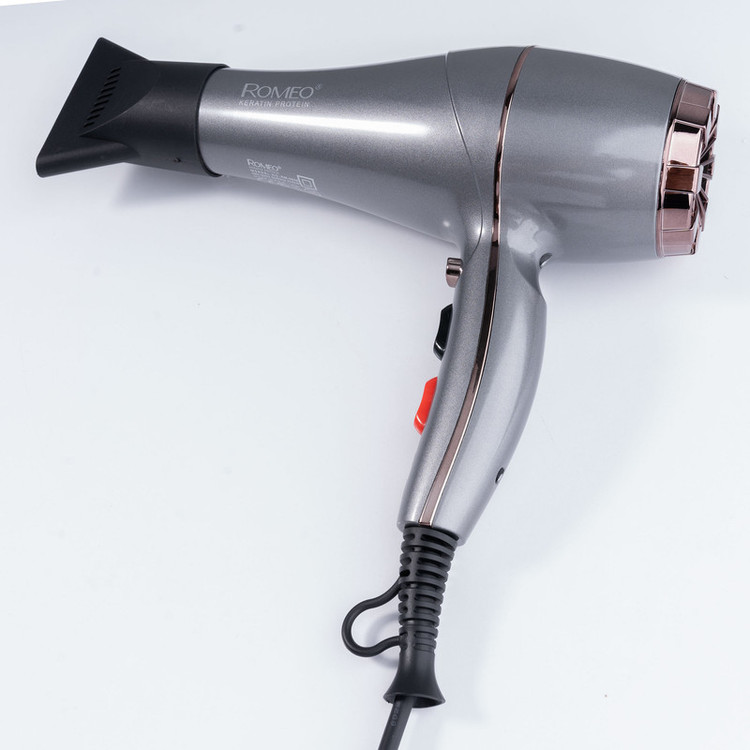 سشوار حرفهای 2200 وات رومئو مدل RM-5858، موتور AC، وزن 450 گرم، المنت فلز، دارای سری متمرکزکننده باریک با ویژگی صافکنندگی، حجمدهندگی، با قابلیت تنظیم دما، باد سرد