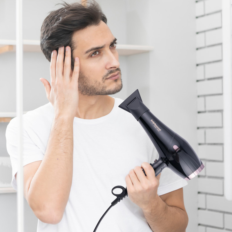 سشوار نیمهحرفهای بیبی باس نانو مدل BA9000 با موتور AC و توان 9000 وات، تنظیم حرارت سه حالته، کنترل سرعت دو حالته، فناوری تولید یون، باد سرد، حالت صافکننده و حجمدهنده، به همراه 2 سری متمرکزکننده