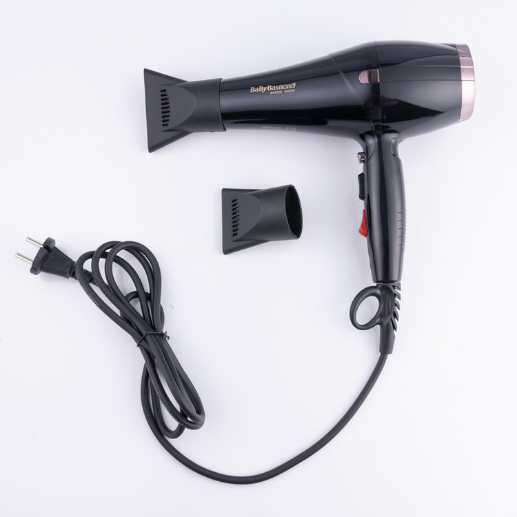 سشوار نیمهحرفهای بیبی باس نانو مدل BA9000 با موتور AC و توان 9000 وات، تنظیم حرارت سه حالته، کنترل سرعت دو حالته، فناوری تولید یون، باد سرد، حالت صافکننده و حجمدهنده، به همراه 2 سری متمرکزکننده