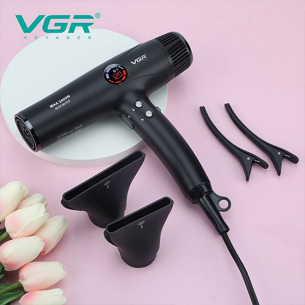 سشوار حرفهای وی جی ار مدل VGR V-469 با توان 2400 وات، موتور BLDC، نمایشگر دیجیتال دما و سرعت، چهار حالت تنظیم دما، سه سرعت، تولید یون منفی، دو نازل متمرکزکننده، هوای سرد فوری و دسته ارگونومیک