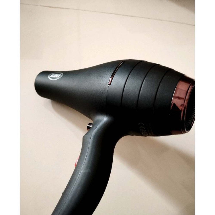 سشوار حرفهای 2600 وات کایسر مدل High Powerful Turbo با موتور AC، تنظیم دما و سرعت سه حالته، دو سری متمرکزکننده هوا، المنت تیتانیوم زیگزاگی، کابل 2 متری OFC، وزن 600 گرم