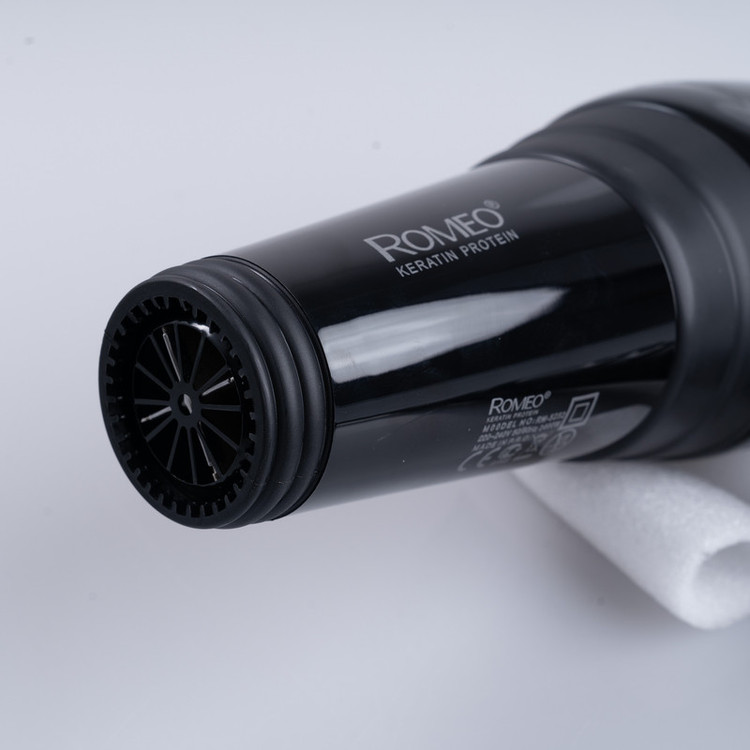 سشوار حرفهای 2400 وات رومئو مدل RM-5252، موتور AC، وزن 682 گرم، دارای سری متمرکزکننده باریک با ویژگی صافکنندگی، با قابلیت فناوری تولید یون