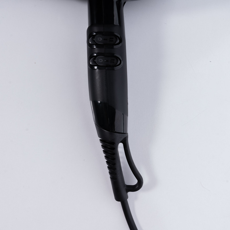 سشوار حرفهای 2200 وات لایچی مدل L-9070، موتور AC، وزن 1100 گرم، المنت سرامیک تورمالین، دارای سری متمرکزکننده پهن با ویژگی صافکنندگی، حجمدهندگی، با قابلیت باد سرد، فناوری تولید یون، دسته ارگونومیک