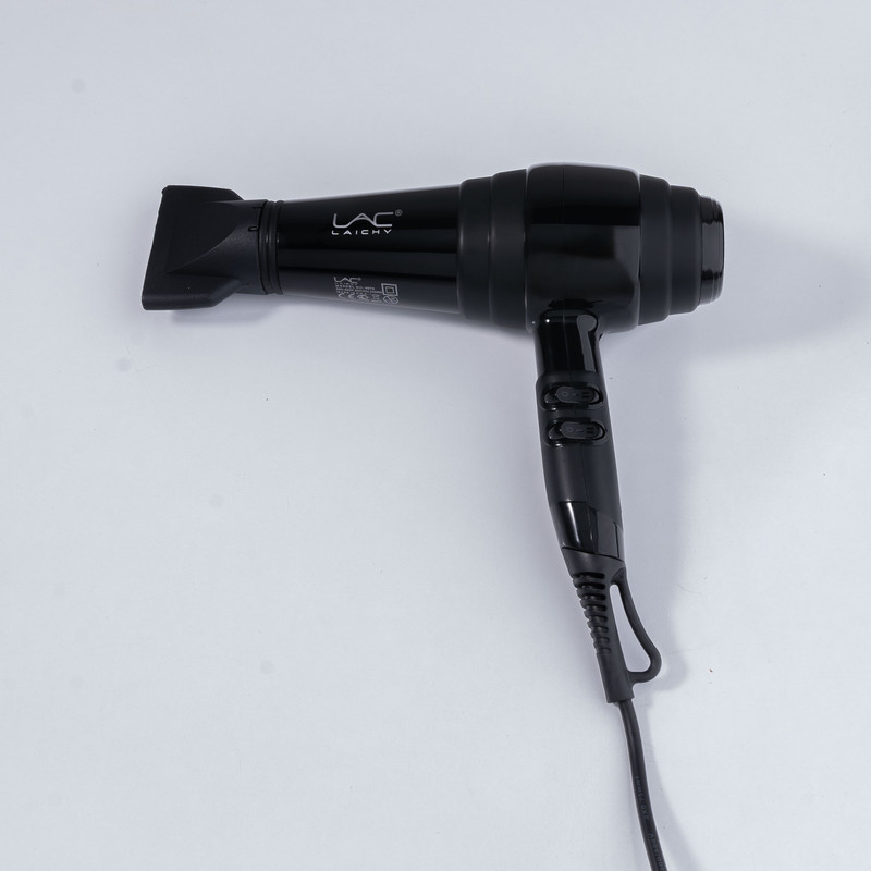سشوار حرفهای 2200 وات لایچی مدل L-9070، موتور AC، وزن 1100 گرم، المنت سرامیک تورمالین، دارای سری متمرکزکننده پهن با ویژگی صافکنندگی، حجمدهندگی، با قابلیت باد سرد، فناوری تولید یون، دسته ارگونومیک