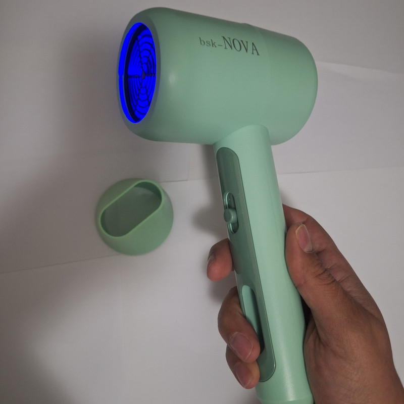 سشوار حرفه ای نوا مدل B2 با توان 3600 وات، موتور DC، تنظیم دما در دو حالت، خشک کنندگی قوی، کاهش وز مو، حجمدهندگی، همراه با سری متمرکزکننده پهن