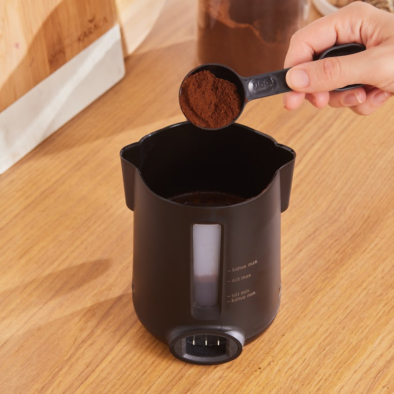 قهوهساز کاراجا مدل Barista Türk، ظرفیت دمآوری پنج فنجان با فیلتر الیافی، دارای کف ساز شیر