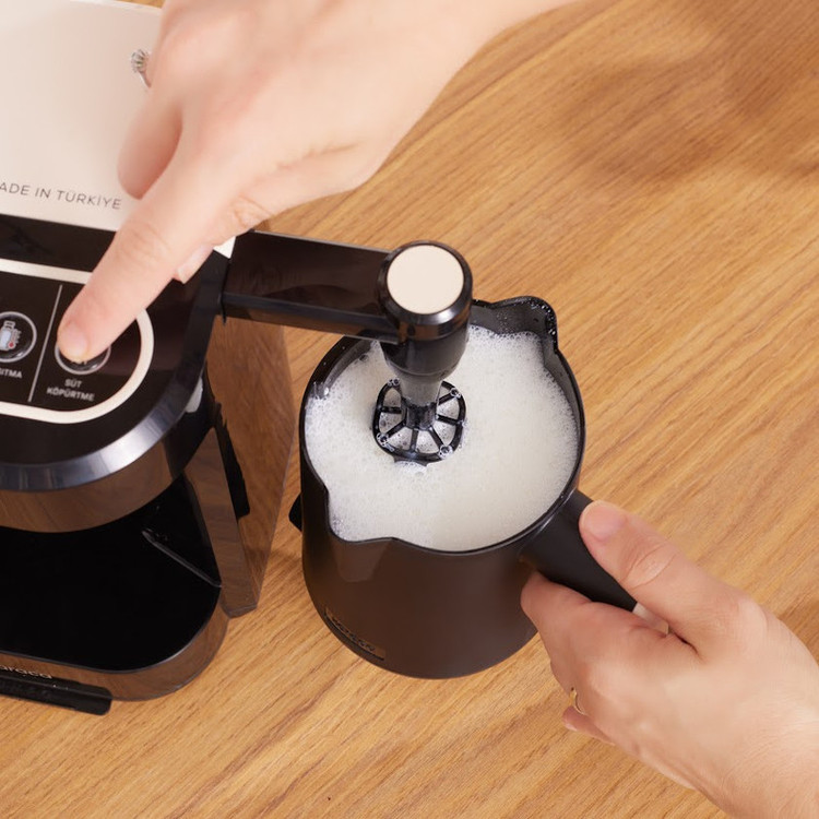قهوهساز کاراجا مدل Barista Türk، ظرفیت دمآوری پنج فنجان با فیلتر الیافی، دارای کف ساز شیر