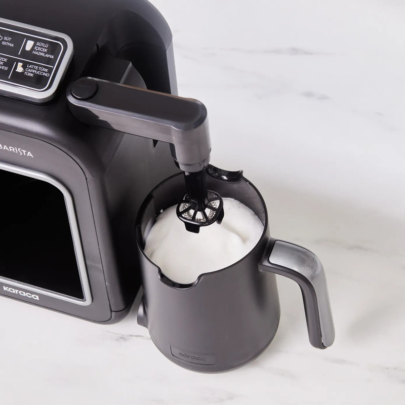 قهوهساز و چایساز نیمهاتوماتیک کاراجا مدل Hatır Plus Barista 6 in 1 با توان 1385 وات، مخزن آب 750 میلیلیتر، قابلیت تهیه قهوه ترک، فرانسه، لاته و کاپوچینو، گرمکردن و فومگیری شیر و هشدار صوتی