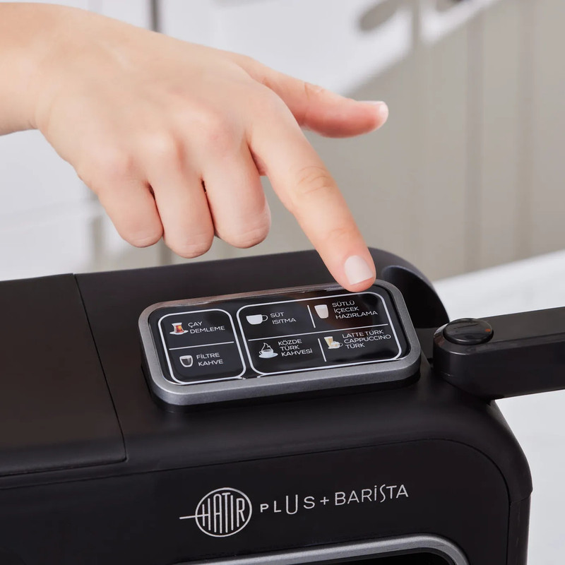 قهوهساز و چایساز نیمهاتوماتیک کاراجا مدل Hatır Plus Barista 6 in 1 با توان 1385 وات، مخزن آب 750 میلیلیتر، قابلیت تهیه قهوه ترک، فرانسه، لاته و کاپوچینو، گرمکردن و فومگیری شیر و هشدار صوتی