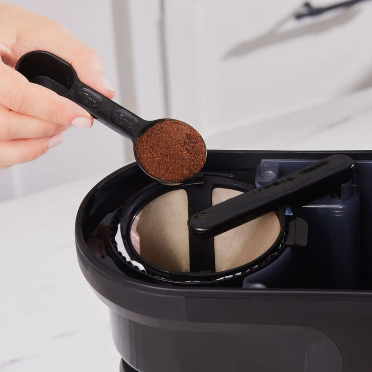 قهوهساز و چایساز نیمهاتوماتیک کاراجا مدل Hatır Plus Barista 6 in 1 با توان 1385 وات، مخزن آب 750 میلیلیتر، قابلیت تهیه قهوه ترک، فرانسه، لاته و کاپوچینو، گرمکردن و فومگیری شیر و هشدار صوتی