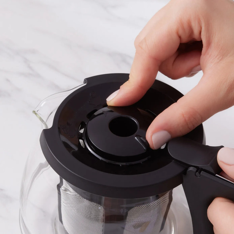 قهوهساز و چایساز نیمهاتوماتیک کاراجا مدل Hatır Plus Barista 6 in 1 با توان 1385 وات، مخزن آب 750 میلیلیتر، قابلیت تهیه قهوه ترک، فرانسه، لاته و کاپوچینو، گرمکردن و فومگیری شیر و هشدار صوتی