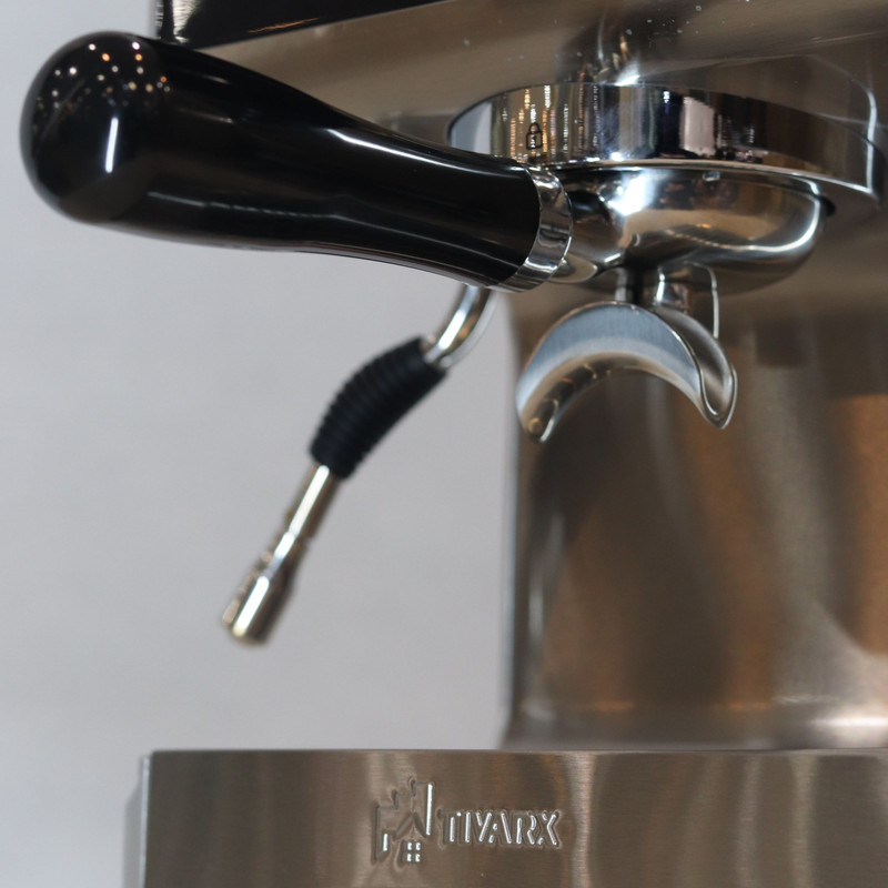 اسپرسوساز 1250 میلیلیتری تیوارکس مدل TX-7170 Plus، با مصرف پودر قهوه، مناسب تهیه اسپرسو، امریکانو و لانگو، دارای 2 عدد نازل قهوه، حالت آماده به کار، سیستم pre-infusion، مکانیزم نظافت خودکار، سیستم گرم کردن فنجان، سینی چکه گیر