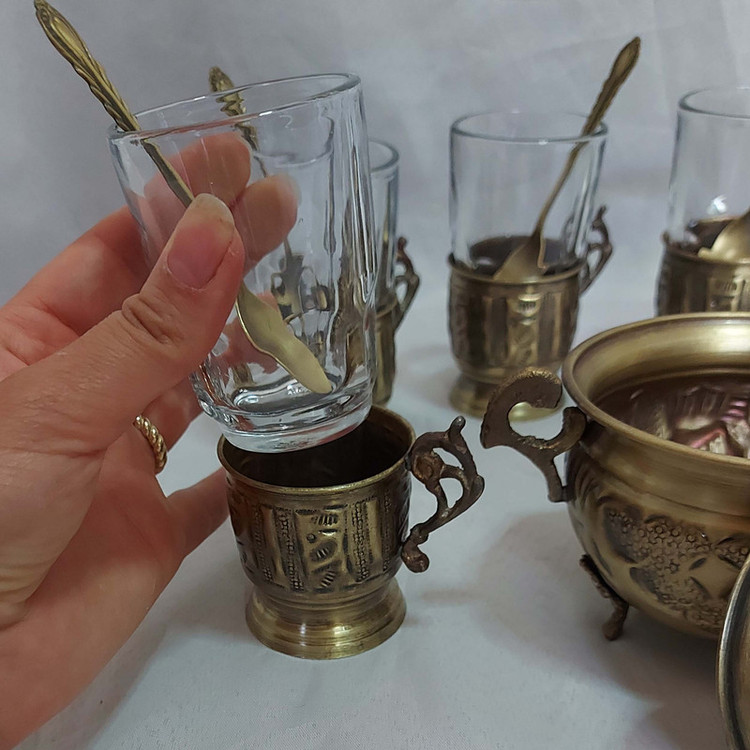 سرویس چایخوری 19 پارچه برنجی مدل قلم زنی کد 554