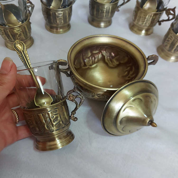 سرویس چایخوری 19 پارچه برنجی مدل قلم زنی کد 554