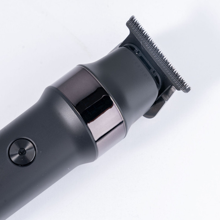 ماشین اصلاح موی سر و صورت وی جی آر مدل V-987 با تیغه سرامیکی و استیل ضد زنگ، موتور دی سی 7000 دور در دقیقه، عملکرد توربو، باتری 2000 میلیآمپرساعتی با 400 دقیقه استفاده و صفحه نمایش الایدی میزان شارژ