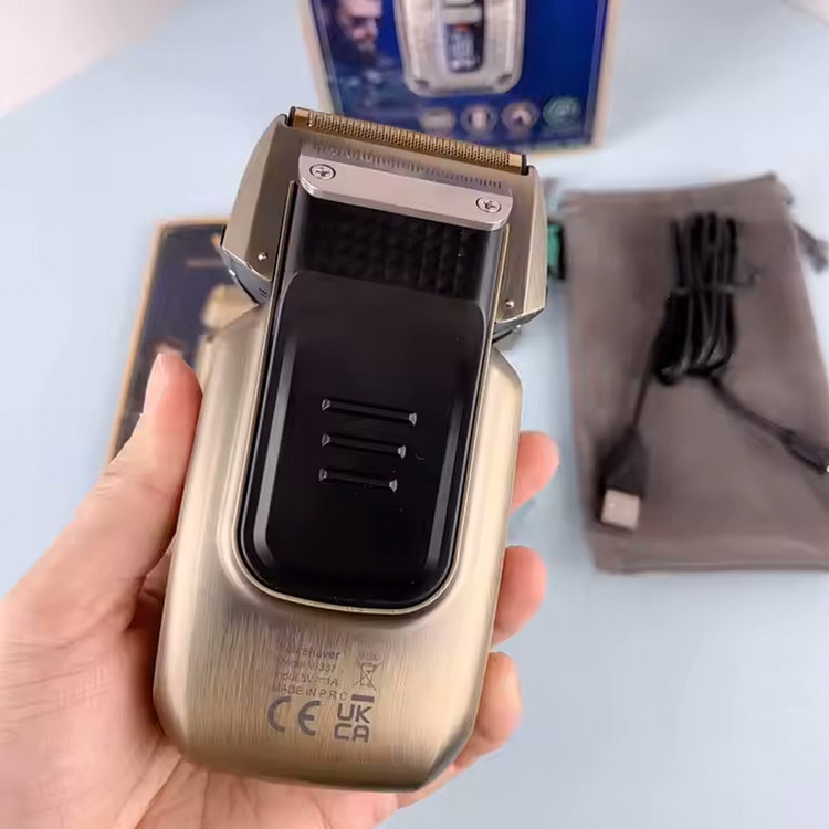 ماشین اصلاح موی صورت وی جی ار مدل V-337 با تیغه کربن استیل، عملکرد توربو، قابلیت تنظیم سرعت، استفاده خشک و مرطوب، اصلاح با شماره صفر، باتری لیتیومی 800 میلیآمپر، شارژ با کابل USB، نمایشگر میزان شارژ و سرعت موتور، دارای تیغه اضافی تریمر