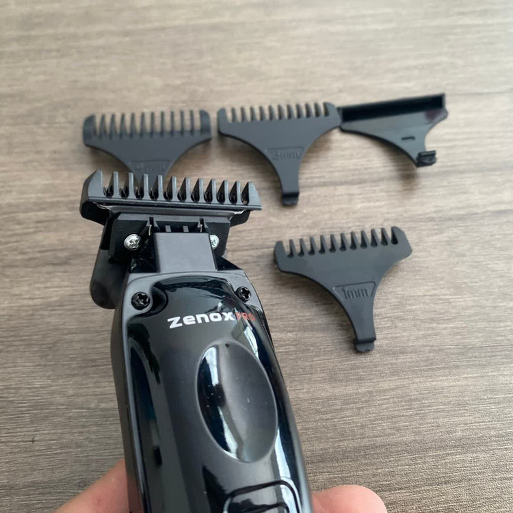 ماشین اصلاح موی صورت و بدن زیناکس مدل ZX-124 با تیغه کربن استیل، قابلیت اصلاح صفر و خط زن، نمایشگر شارژ، استفاده خشک و مرطوب، شارژ سریع با کابل USB، شانه اصلاح 1 تا 4 میلیمتر