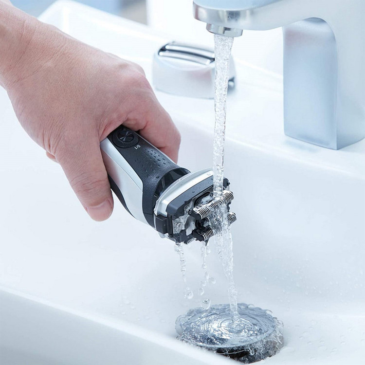 ماشین اصلاح موی صورت پاناسونیک مدل ES-RF31 با قابلیت اصلاح خشک و مرطوب، تنظیم خودکار سرعت موتور، چهار تیغه، حرکت سری در چند جهت، تیغه از آلیاژ نقره و استیل ضد زنگ، باتری قابل شارژ، مقاوم در برابر آب و لغزش