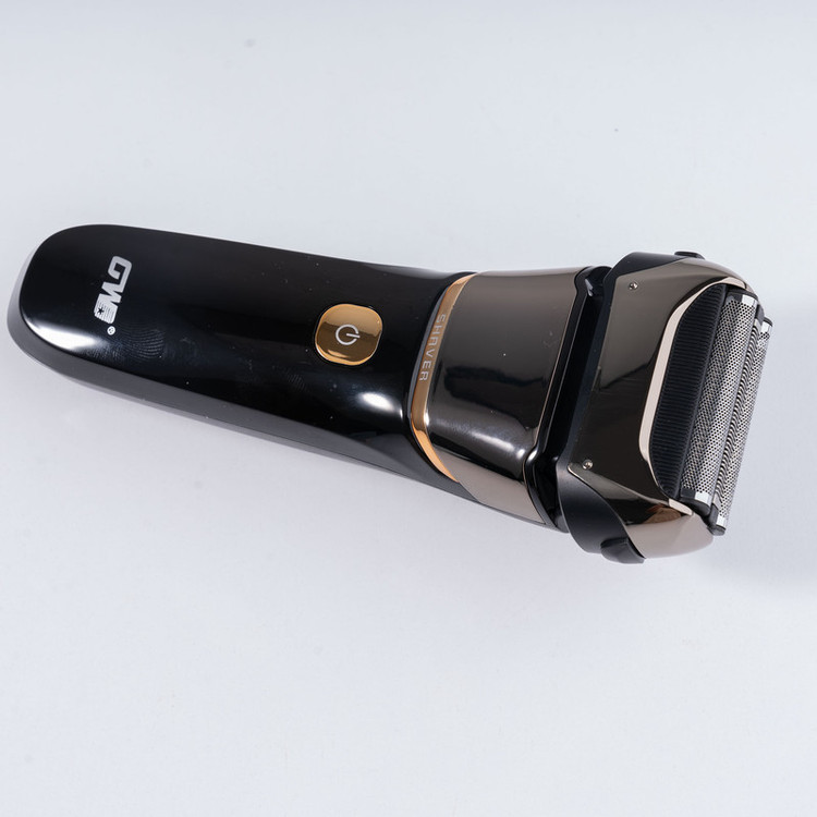 ماشین اصلاح موی صورت جی دبلیو مدل GW-9909، اصلاح به صورت صفر زن، نمایشگر وضعیت باتری، ضد آب، منبع انرژی با کابل USB، تکنولوژی اصلاح به صورت شیو فویلی، مدت زمان شارژ 120 دقیقه و مدت زمان استفاده پس از شارژ 80 دقیقه، بههمراه کابل شارژ USB، محافظ، برس