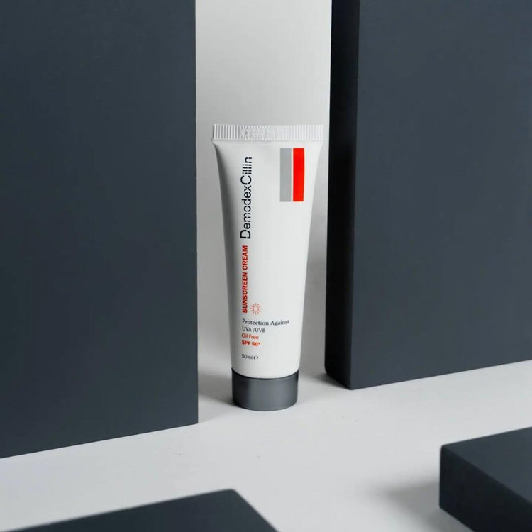 کرم ضد آفتاب بدون رنگ دمودکسیلین SPF 50 مدل SC محافظ UVA ،UVB مناسب پوست چرب حجم 50 میلی لیتر