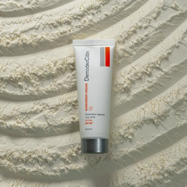 کرم ضد آفتاب بدون رنگ دمودکسیلین SPF 50 مدل SC محافظ UVA ،UVB مناسب پوست چرب حجم 50 میلی لیتر
