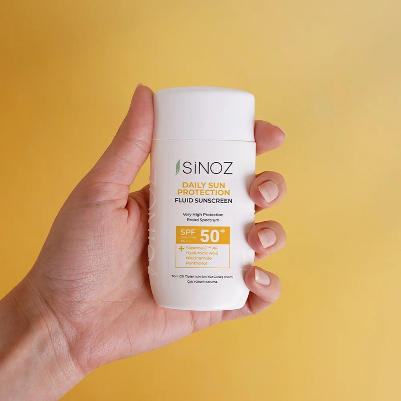 کرم ضد آفتاب سینوز SPF 50+ مدل Daily Sun Protect حاوی هیالورونیک اسید مناسب برای انواع پوست حجم 50 میلیلیتر