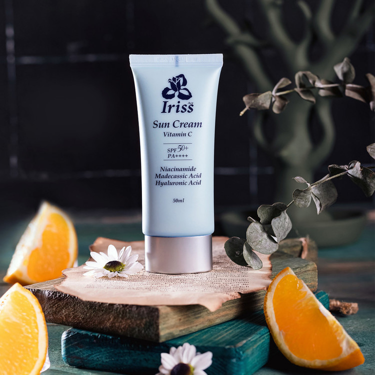 کرم ضد آفتاب بی رنگ صورت آیریس آس SPF 50 مدل VITAMIN C محافظ UVA ،UVB و PA++++، ضد حساسیت، ضد چروک و ضد پیری، مناسب برای انواع پوست حجم 50 میلیلیتر