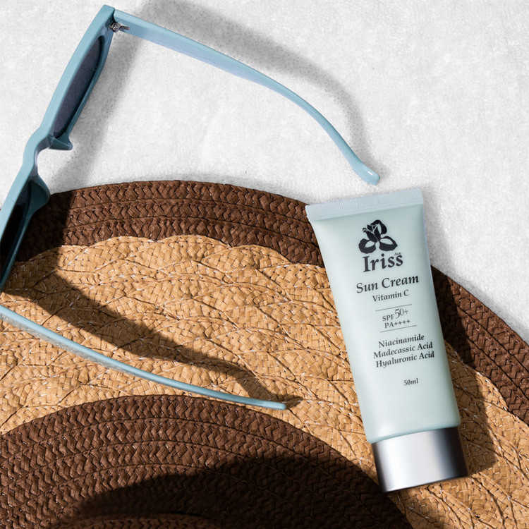 کرم ضد آفتاب بی رنگ صورت آیریس آس SPF 50 مدل VITAMIN C محافظ UVA ،UVB و PA++++، ضد حساسیت، ضد چروک و ضد پیری، مناسب برای انواع پوست حجم 50 میلیلیتر