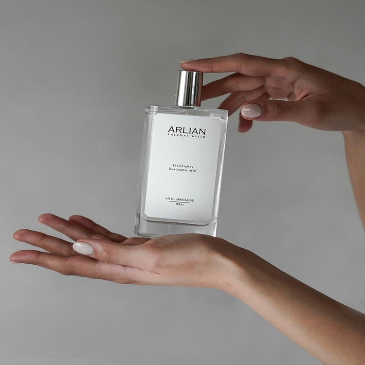 اسپری آبرسان صورت و بدن آرلیان مدل Hyaluronic Acid مناسب برای انواع پوست حجم 100 میلی لیتر