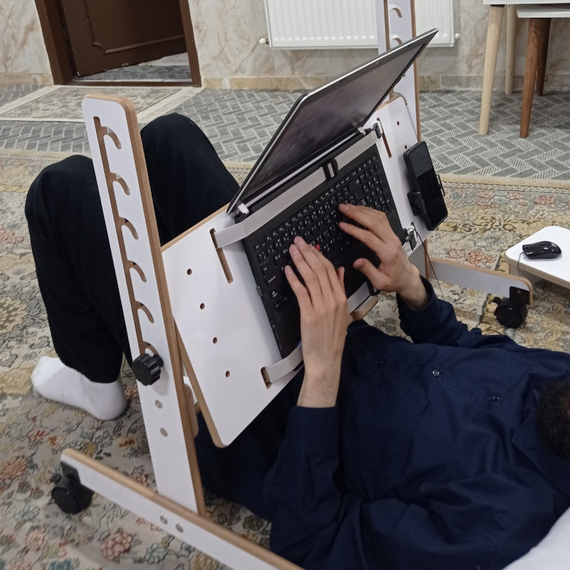 میز نگهدارنده لپ تاپ و موبایل و کتاب مدل C2 چرخ دار بدون فن مناسب برای لپ تاپ های 15 اینچی و بزرگتر