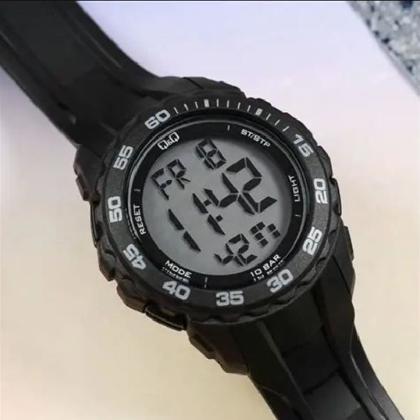 ساعت مچی دیجیتال مردانه کیو اند کیو مقاوم در برابر آب تا 10 بار مدل G06A-001VY