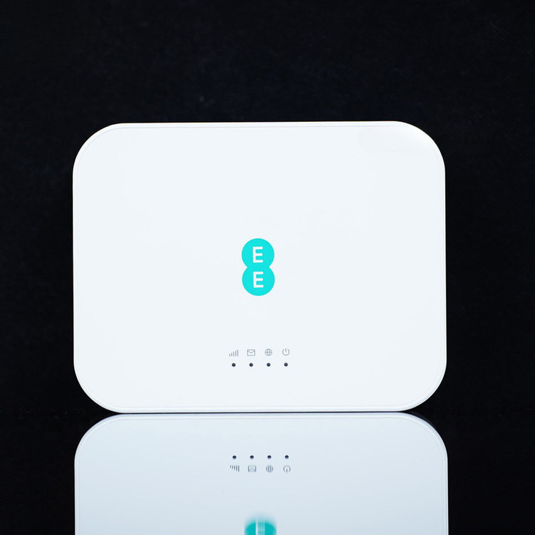 مودم رومیزی 4.5G ای ای مدل D412C57 با پشتیبانی از Cat7، سرعت دانلود 300Mbps و آپلود 100Mbps، وای فای دوبانده 802.11a/b/g/n/ac، اتصال همزمان 64 کاربر، دو پورت گیگابیتی و قابلیت اتصال آنتن خارجی